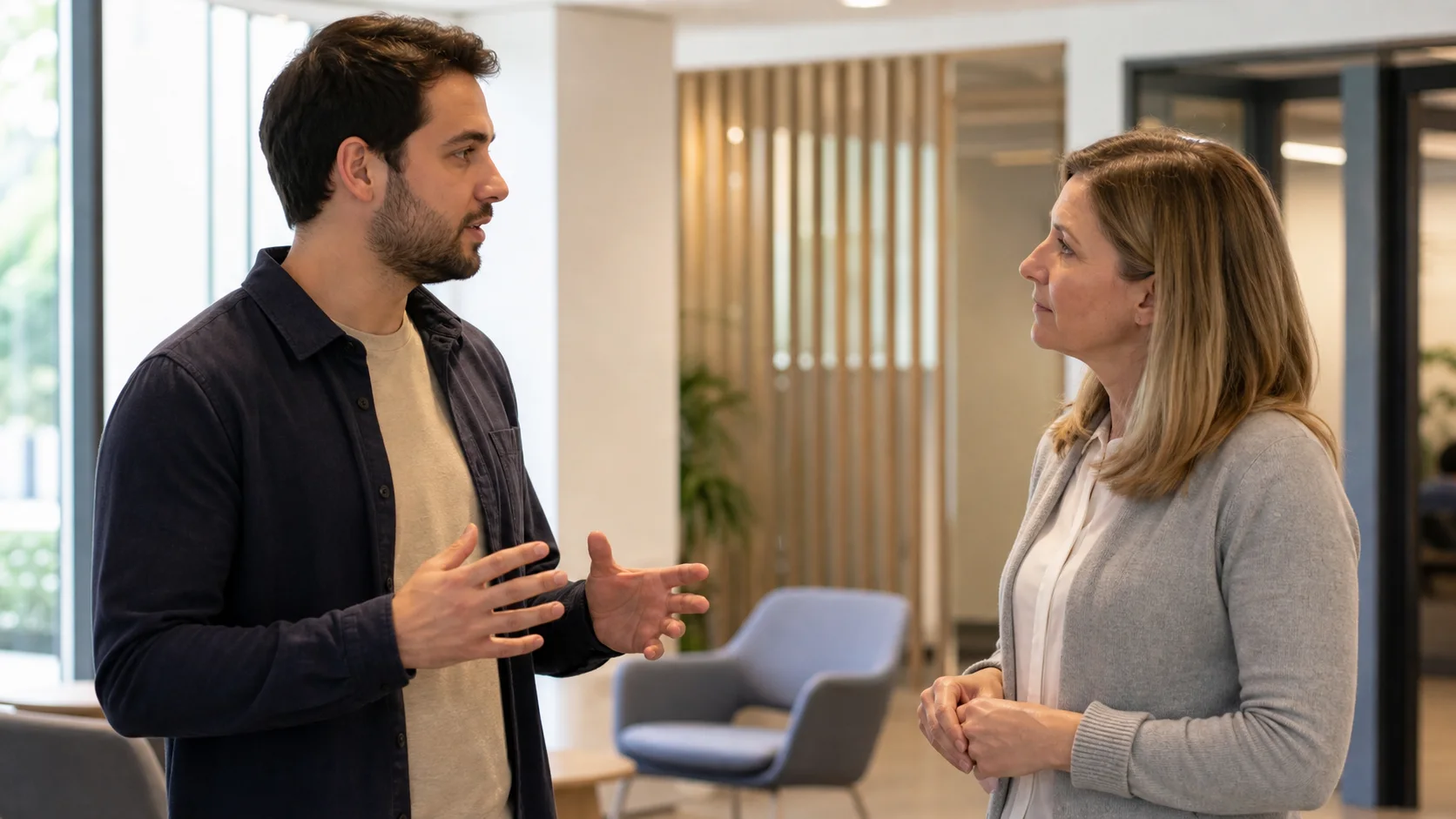 Homme discutant avec une femme dans un bureau lumineux
